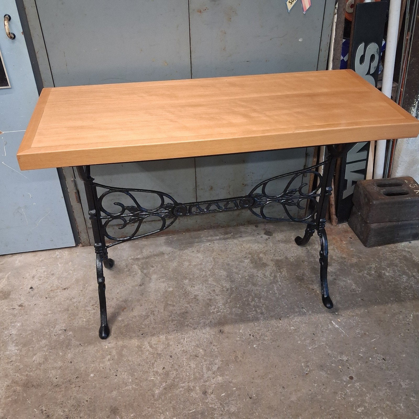 tafel met oud naaimachine onderstel, Ophalen, 75 cm of meer, 60 cm of meer, Rechthoekig