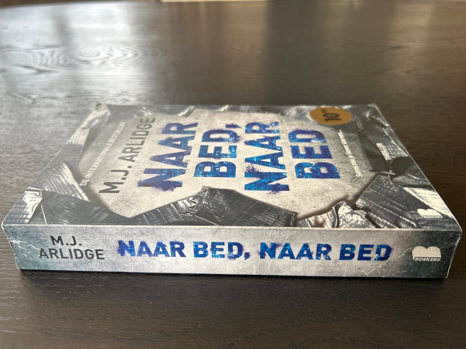 Thriller: Naar Bed, Naar Bed - M.J. Arlidge (Zo goed als nie, Ophalen of Verzenden, Gelezen