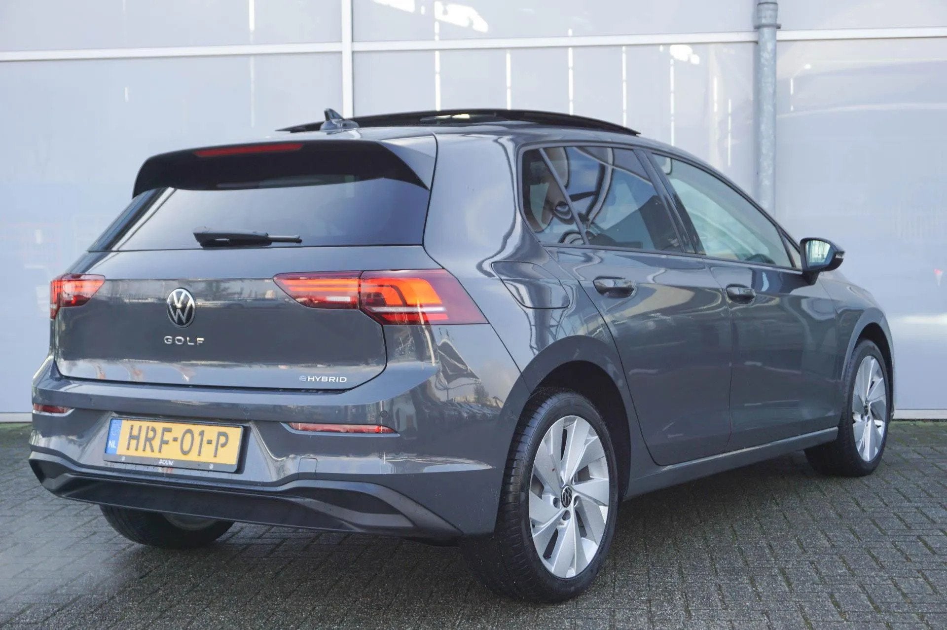Volkswagen Golf 1.5 eHybrid 204pk Life Edition (bj 2025), 4 cilinders, Bedrijf, 1700 kg, Zilver of Grijs