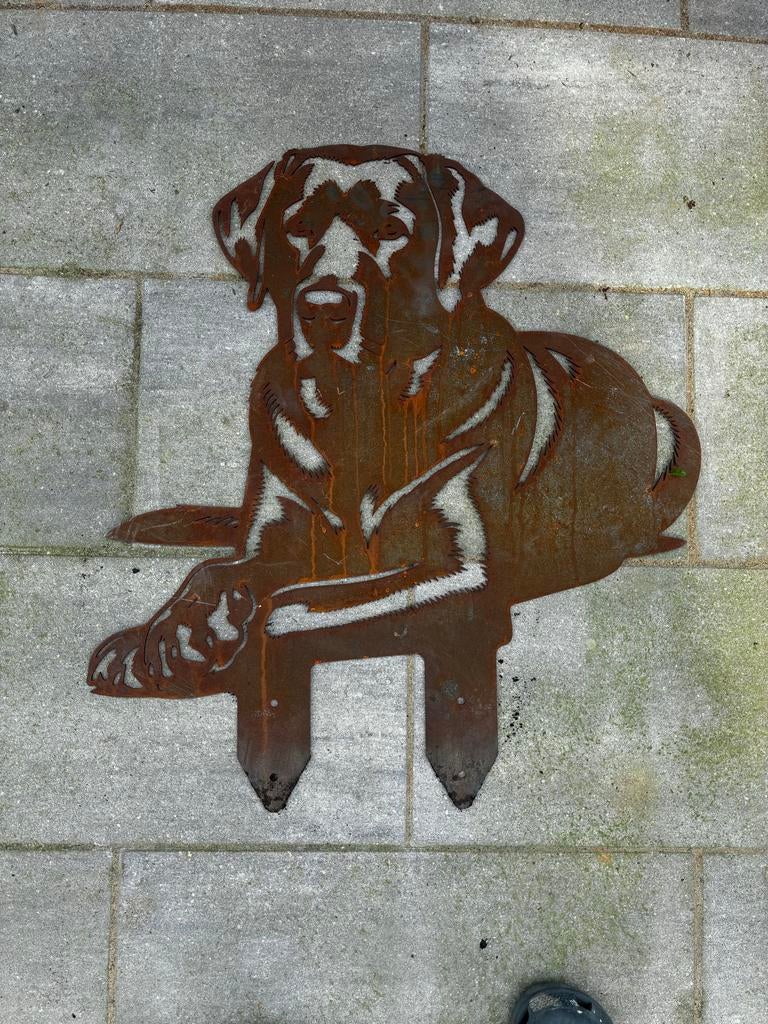 Metalen Labrador Tuinbeeld - Liggend, Tuin en Terras, Tuinbeelden, Ophalen of Verzenden, Gebruikt, Metaal, Dierenbeeld