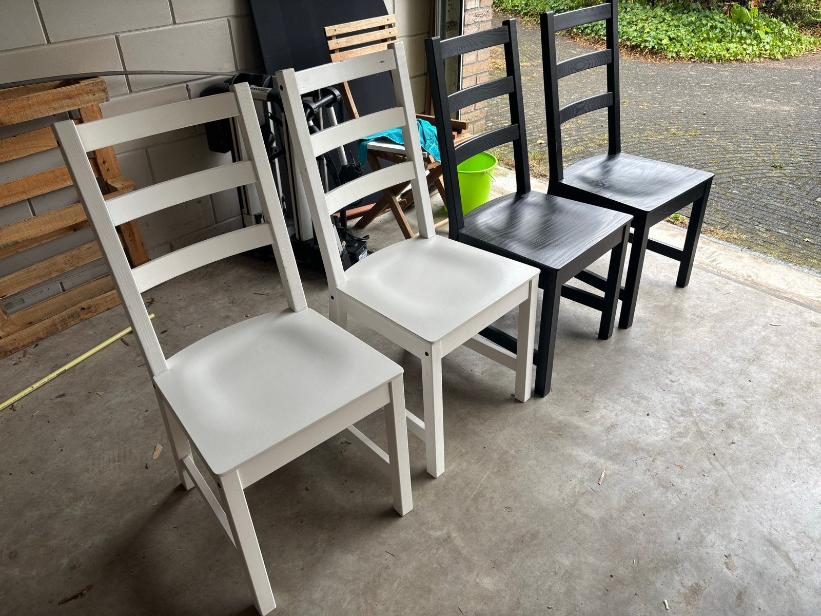 Set van 4 stoelen: 2 wit, 2 zwart - Gebruikt, Gebruikt, Overige kleuren, Ophalen of Verzenden, Vijf, Zes of meer stoelen