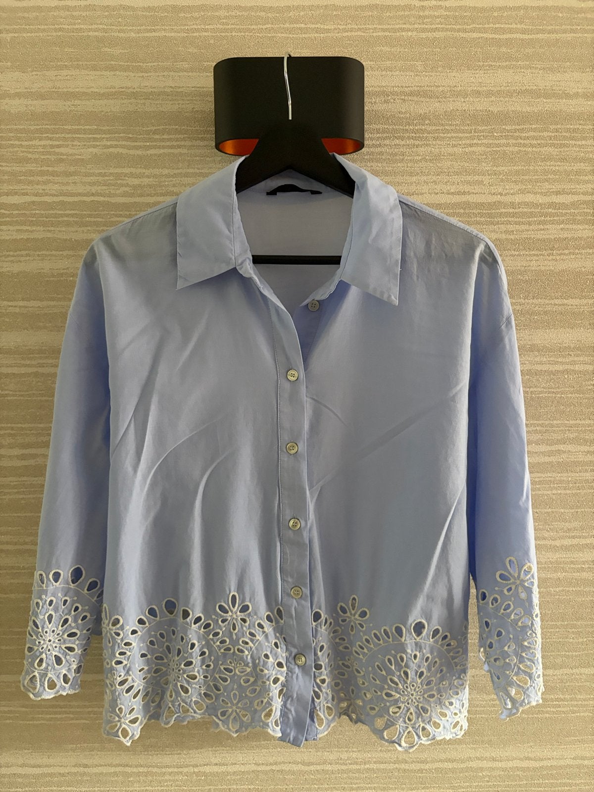 Lichtblauwe blouse met broderie, Ophalen of Verzenden, Zo goed als nieuw, Maat 38/40 (M), Blauw