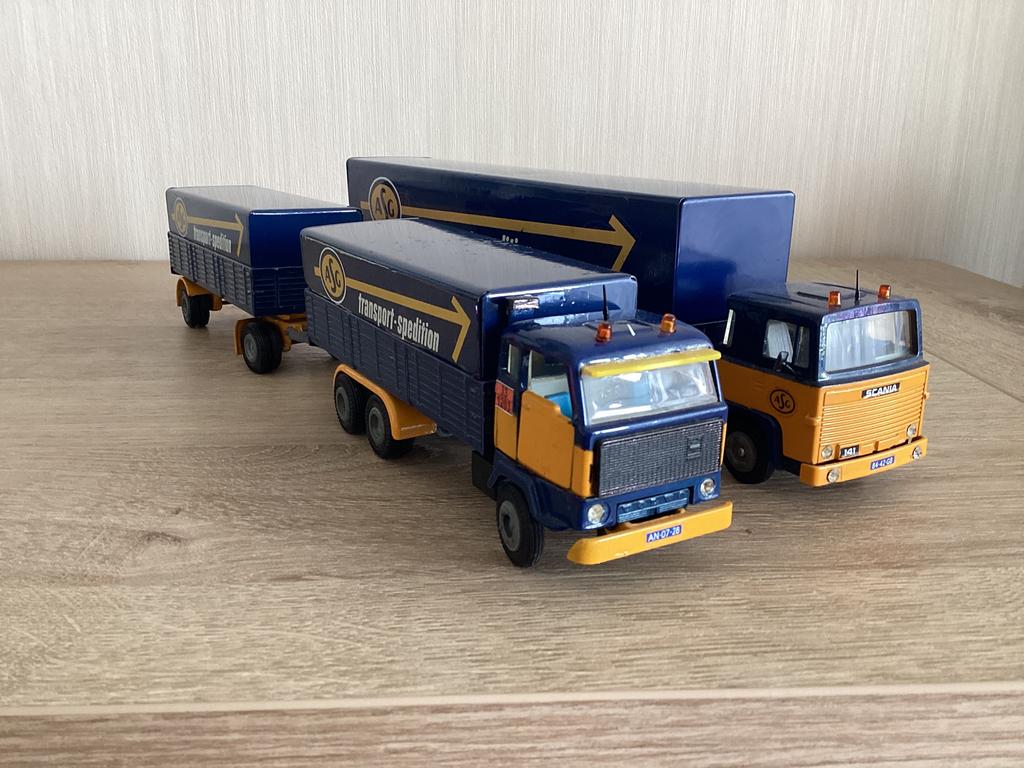 2 Nette vrachtwagens van ASG VOLVO COMBI/SCANIA 141 TEKNO, Hobby en Vrije tijd, Modelauto's | 1:50, Ophalen of Verzenden, Zo goed als nieuw