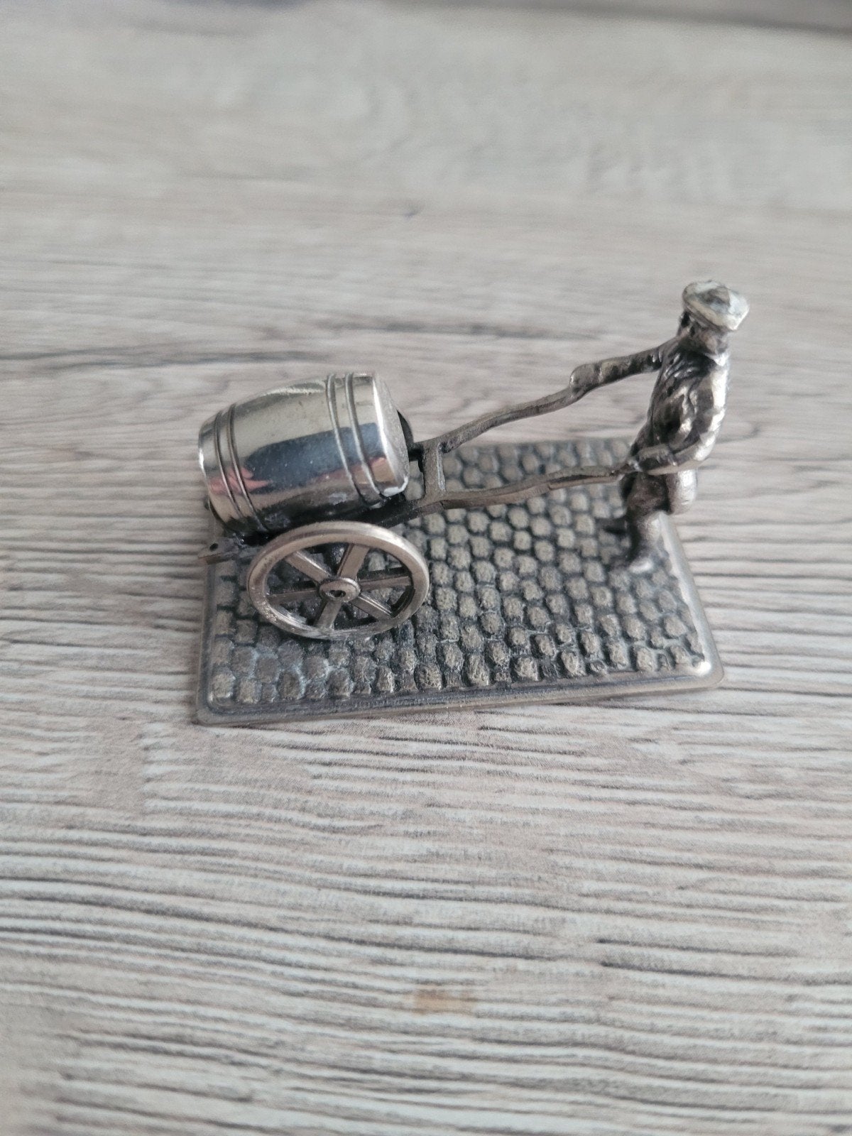 Vintage Zilverkleurig Beeldje: Man met Bierwagen, Ophalen