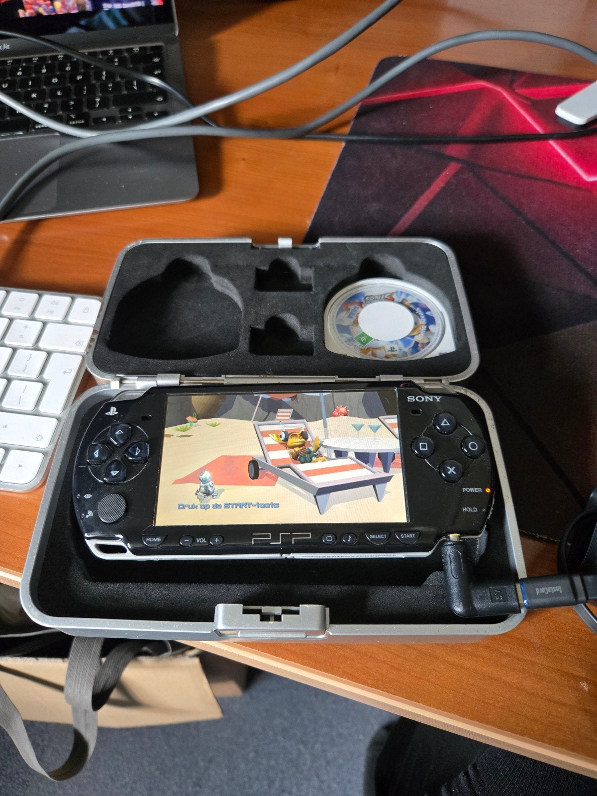 PSP 2004 met 2 games, nieuwe batterij, memory stick en case, Ophalen of Verzenden, Gebruikt, Met games, PSP Slim
