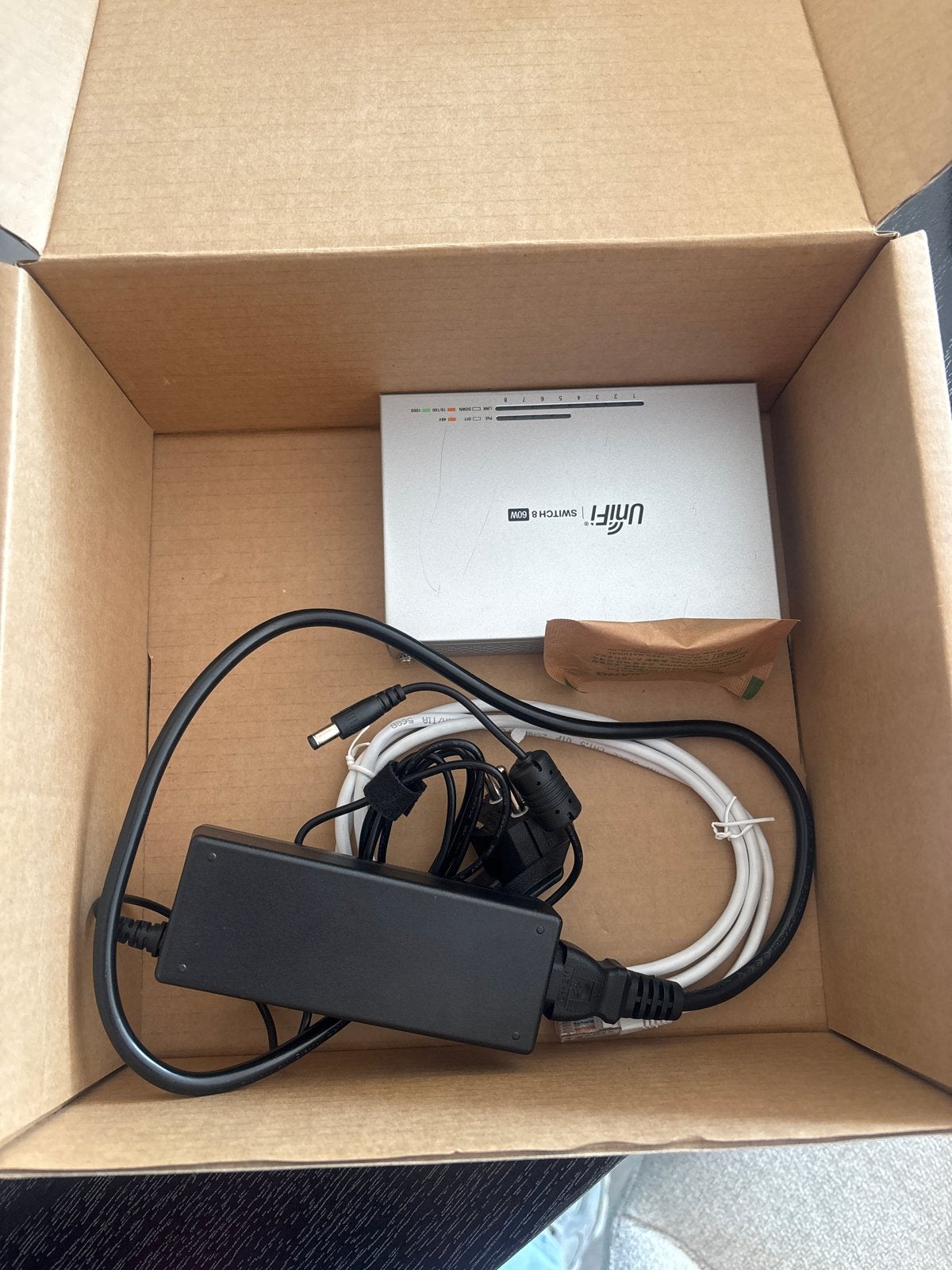 UniFi Switch 8 60W PoE netwerkswitch met adapter, Computers en Software, Ophalen of Verzenden, Zo goed als nieuw