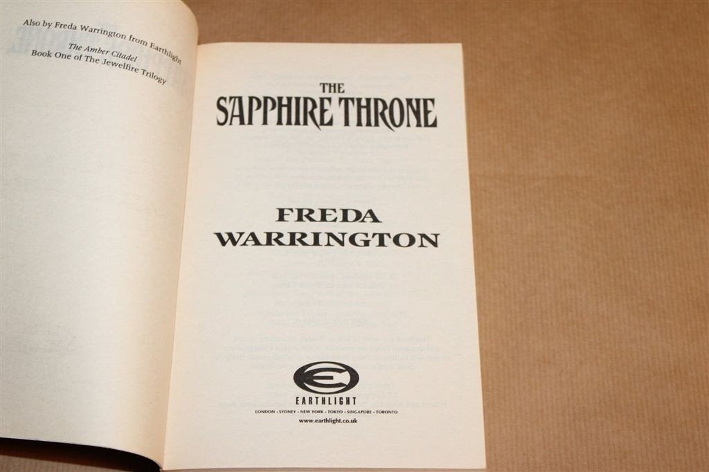 The Sapphire Throne — Jewelfire Trilogie Boek 2, Ophalen of Verzenden, Gelezen