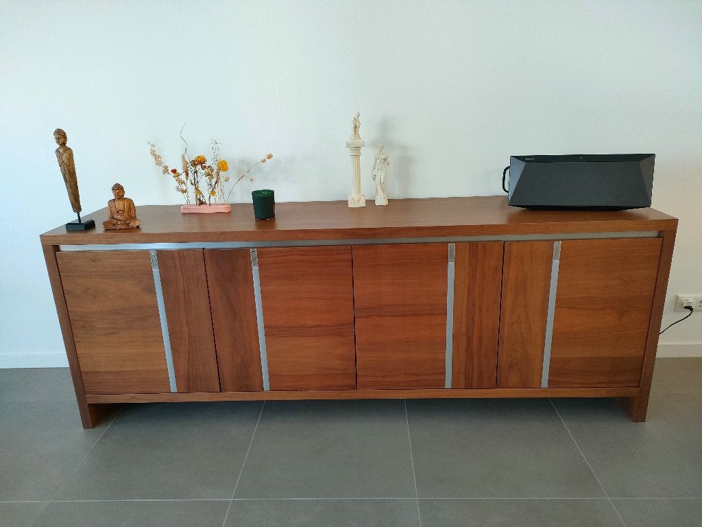 Notenhouten dressoir 4-deurs, Met deur(en), Zo goed als nieuw, 200 cm of meer, Modern strak en chique
