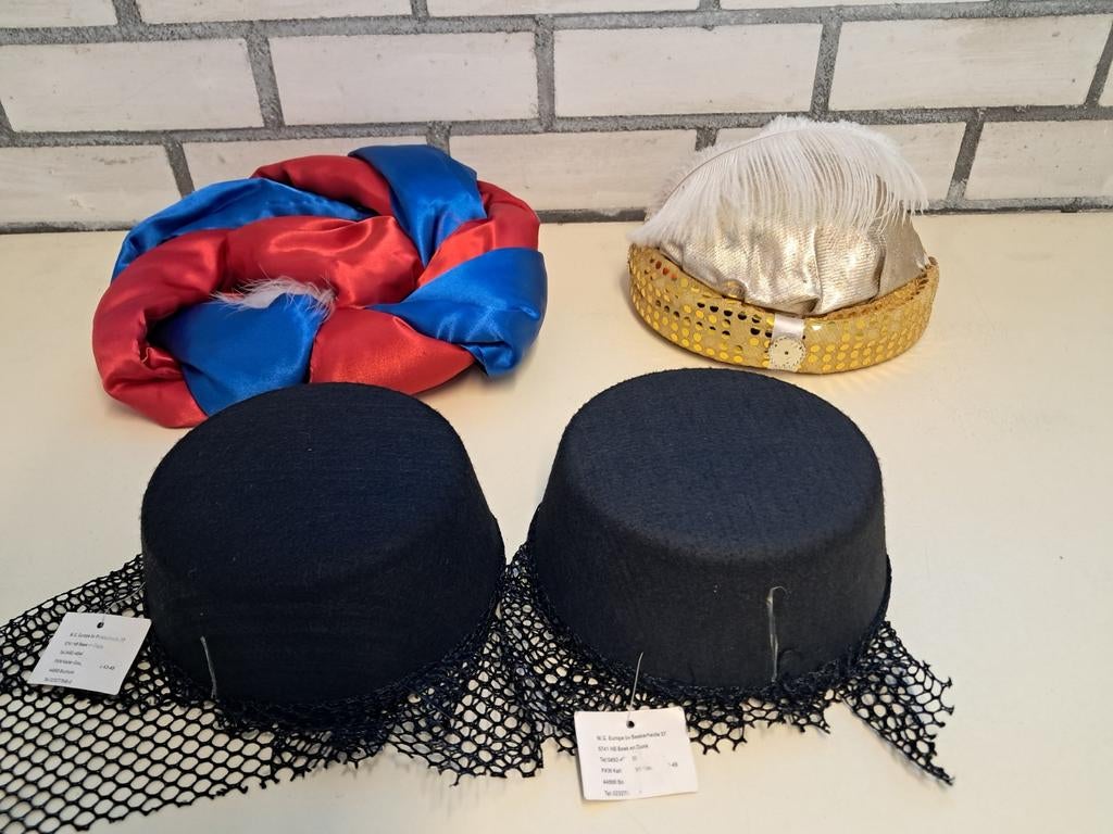 4 oosterse hoeden, Kinderen en Baby's, Carnavalskleding en Verkleedspullen, Ophalen of Verzenden, Jongen of Meisje