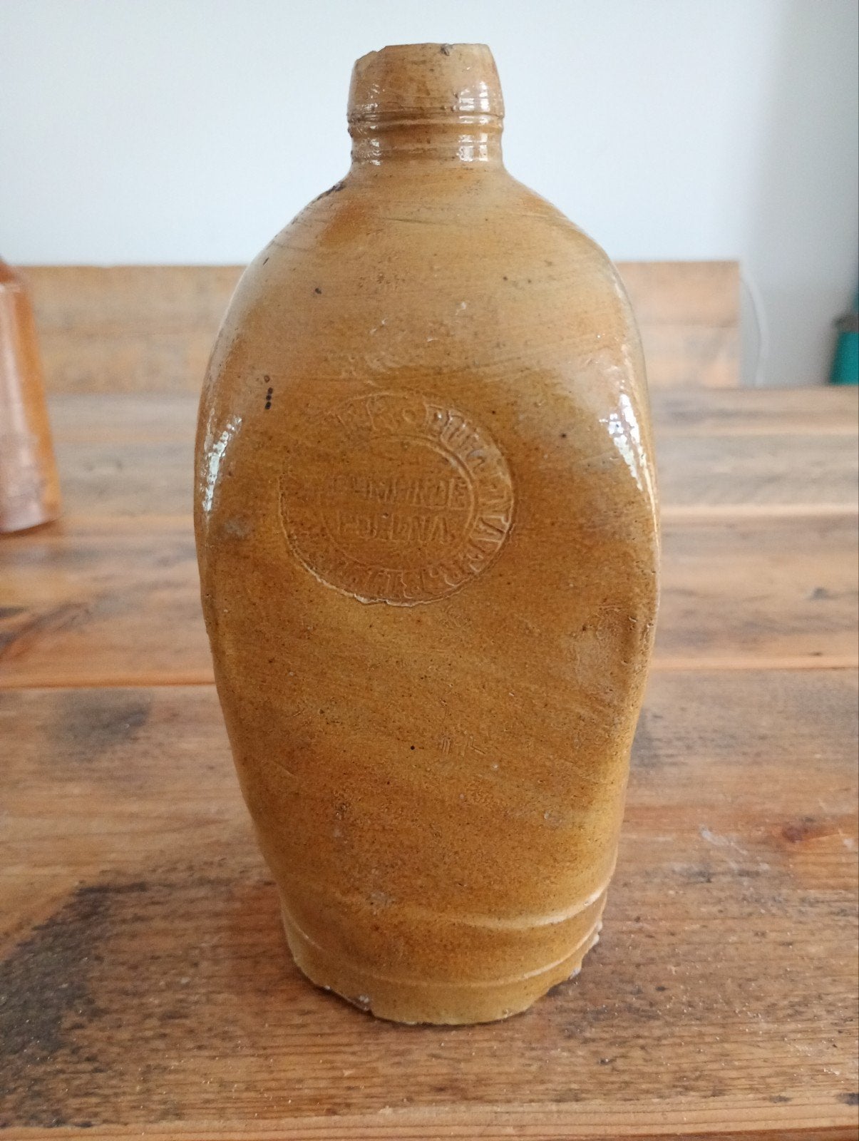 Antieke 19e-eeuwse steengoed fles met stempel, Ophalen of Verzenden