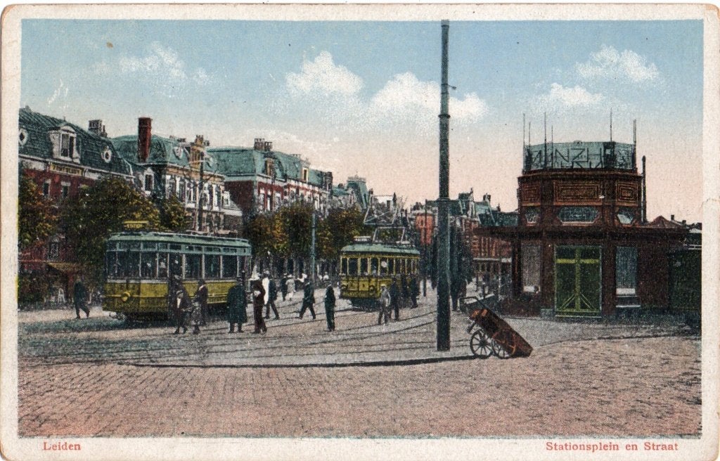 Leiden, Stationsplein en Straat met Trams. 5102, Verzenden, 1920 tot 1940, Gelopen, Zuid-Holland