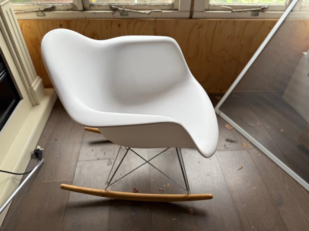 Witte schommelstoel in Eames-stijl, Huis en Inrichting, Stoelen, Gebruikt, Eén, Kunststof, Wit, Ophalen