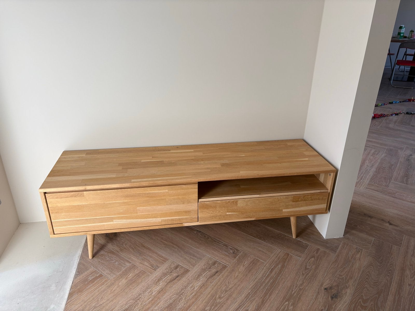 Moderne eikenhouten tv-kast met lade, klep en open vak, Ophalen, 100 tot 150 cm, Eikenhout, Zo goed als nieuw