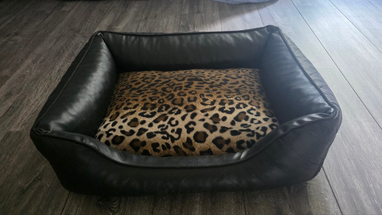 Hondenmand maat M,  zwart skai leer met fleece kussen., Dieren en Toebehoren, Ophalen of Verzenden