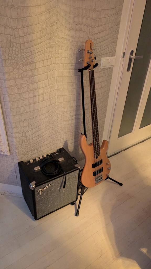 Yamaha elektrische basgitaar met Fender Rumble 25 versterker, Muziek en Instrumenten, Snaarinstrumenten | Gitaren | Bas, Ophalen