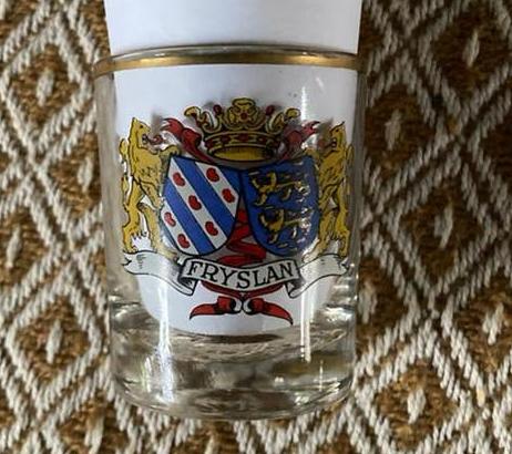 Vintage Fryslan borrelglas/shotglaasje met wapen., Ophalen of Verzenden, Zo goed als nieuw