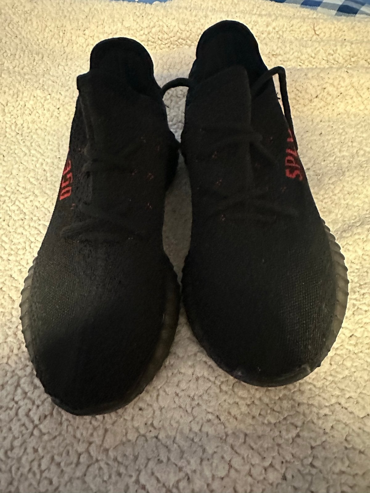 Nieuwe Yeezy sneakers - Zwart met rode accenten, Kleding | Dames, Schoenen, Ophalen, Nieuw, Zwart, Sneakers of Gympen