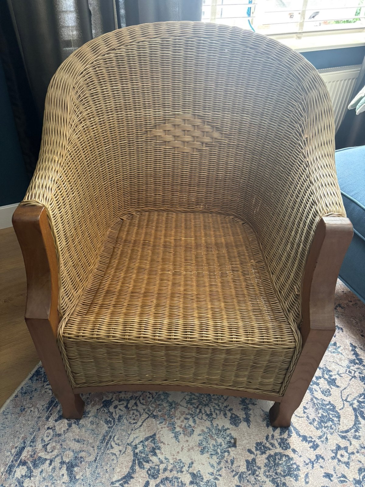 Rotan stoel met houten armleuningen, Ophalen, Gebruikt, 75 tot 100 cm, 50 tot 75 cm