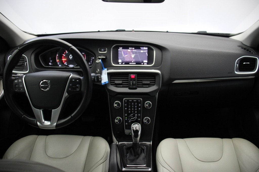 Volvo V40 1.5 T3 Nordic+ Automaat - Panorama, Navi, Camera,, 4 cilinders, Zwart, 1335 kg, V40
