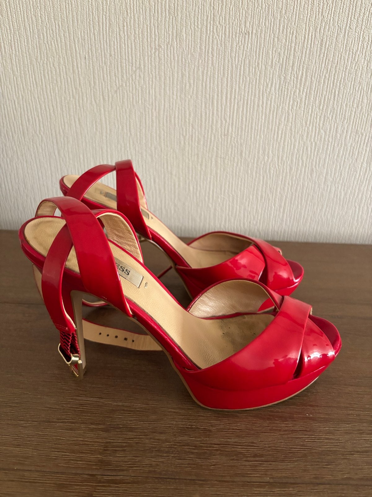 Guess rode lakleren sandalen met hak, Kleding | Dames, Ophalen of Verzenden, Gedragen, Rood, Sandalen of Muiltjes