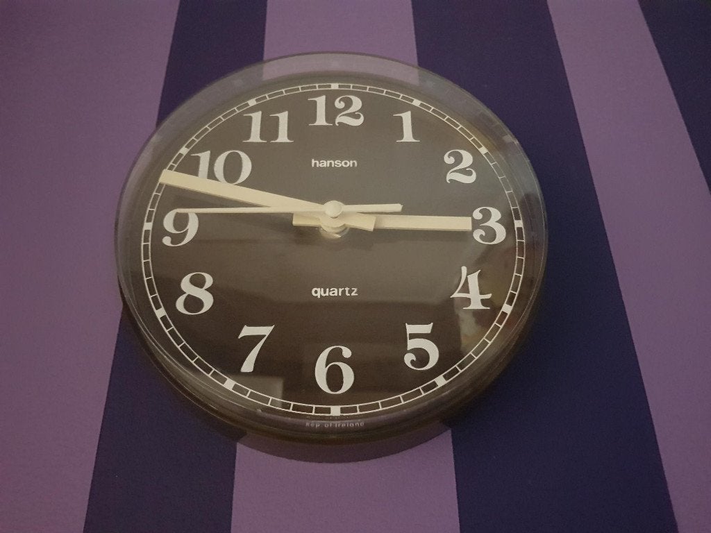 Retro Vintage Hanson Quartz Wandklok bruin klok AA batterij, Analoog, Werkt op batterijen, Ophalen of Verzenden, Overige merken