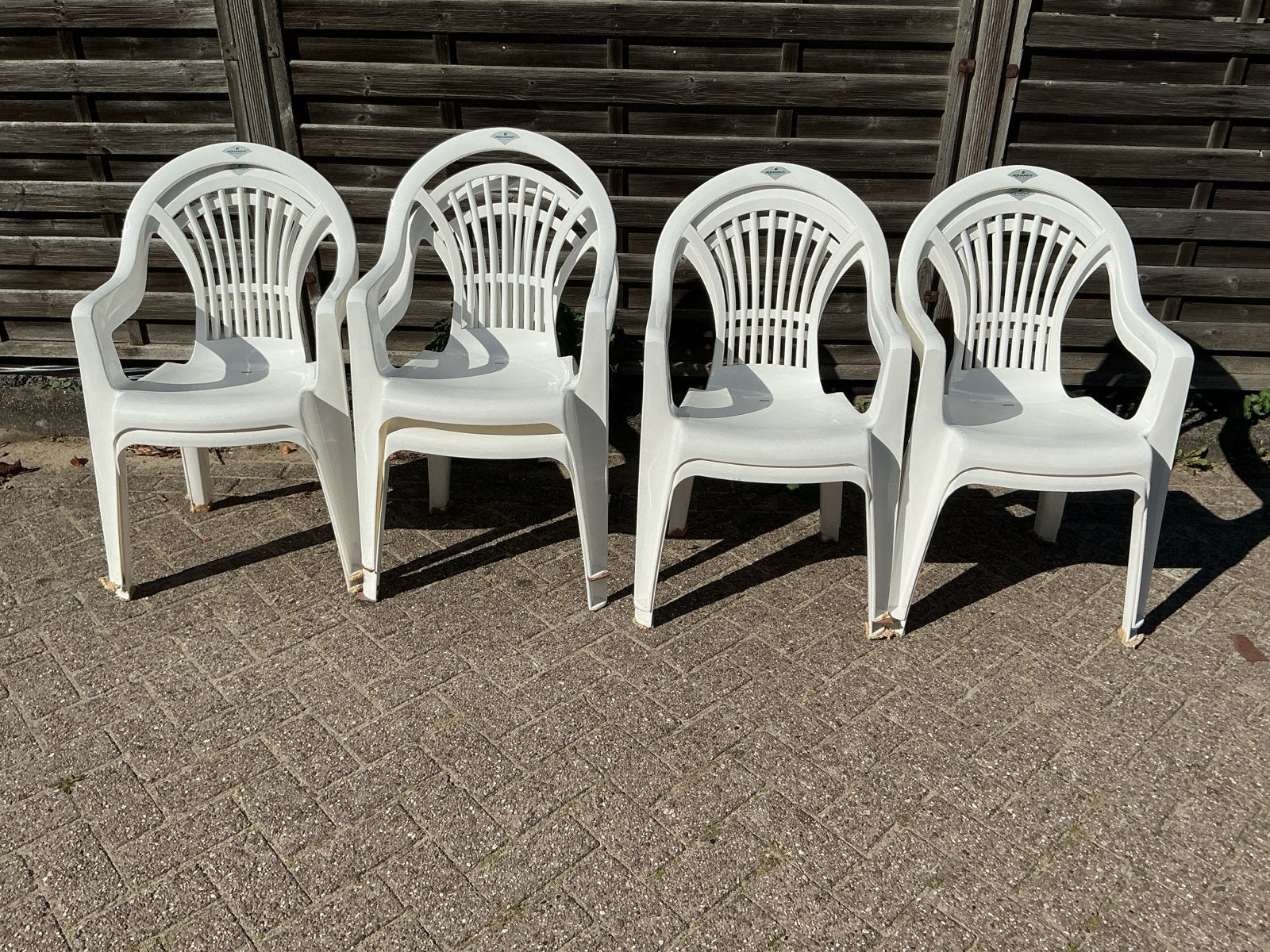8 Witte kunststof tuinstoelen - Stapelbaar, Ophalen, Gebruikt, Kunststof, Stapelbaar
