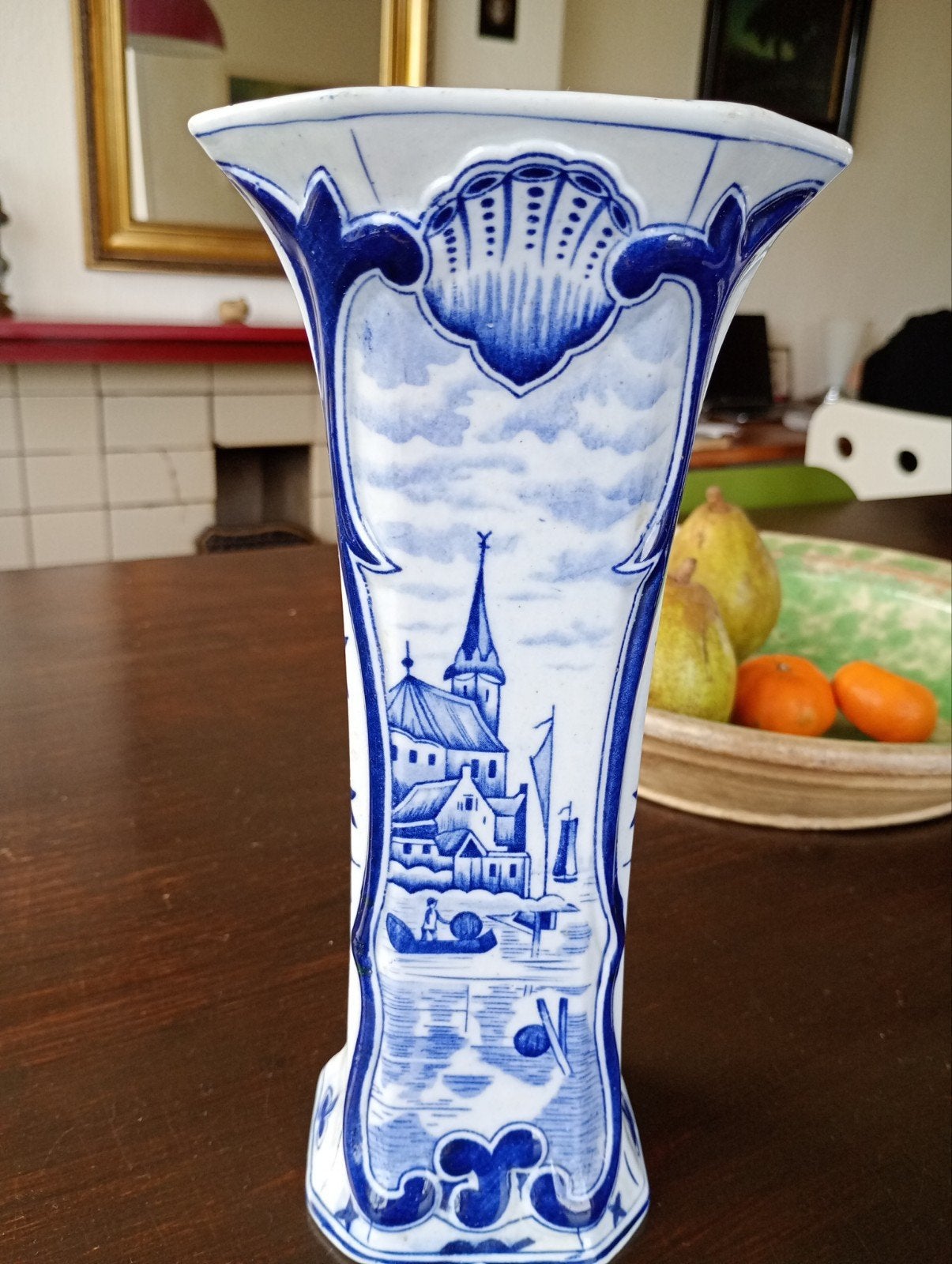 Antieke Delfts blauwe vaas met landschap en bloemmotief, Antiek en Kunst, Verzenden