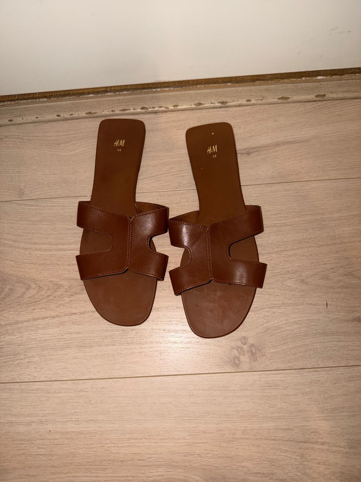 H&M dames slippers maat 38 - Bruin, Ophalen of Verzenden, Gedragen, Bruin, Slippers
