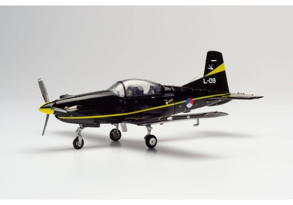 Pilatus PC-7 Elementaire Vlieger Opleiding KLu Herpa 580519, Verzamelen, Luchtvaart en Vliegtuigspotten, Schaalmodel, Herpa Miniaturmodelle GmbH Leonrodstraße 46-47 herpa@herpa.de