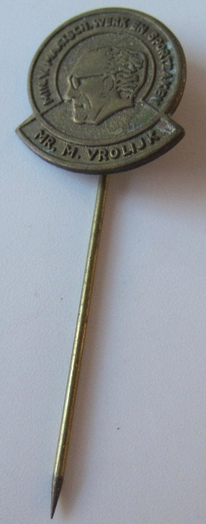 speldje van Maarten Vrolijk - minister - 1965, Verzamelen, Speldjes, Pins en Buttons, Ophalen of Verzenden, Zo goed als nieuw