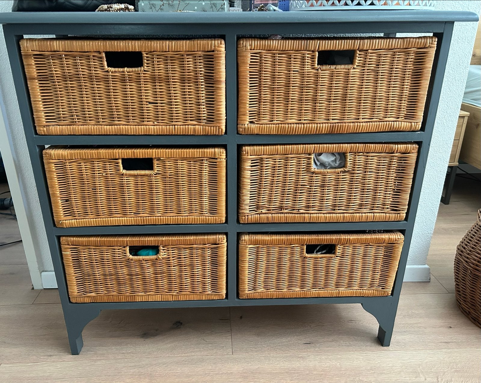 Kastje met 6 rieten manden (Grijs geschilderd), Huis en Inrichting, Gebruikt, 5 laden of meer, Minder dan 100 cm, 25 tot 50 cm