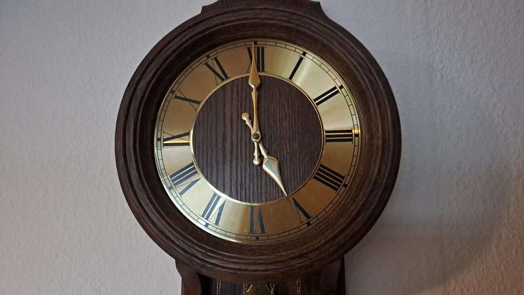 Mooie vintage wandklok met slinger., Huis en Inrichting, Woonaccessoires | Klokken, Ophalen, Wandklok, Zo goed als nieuw, N.v.t