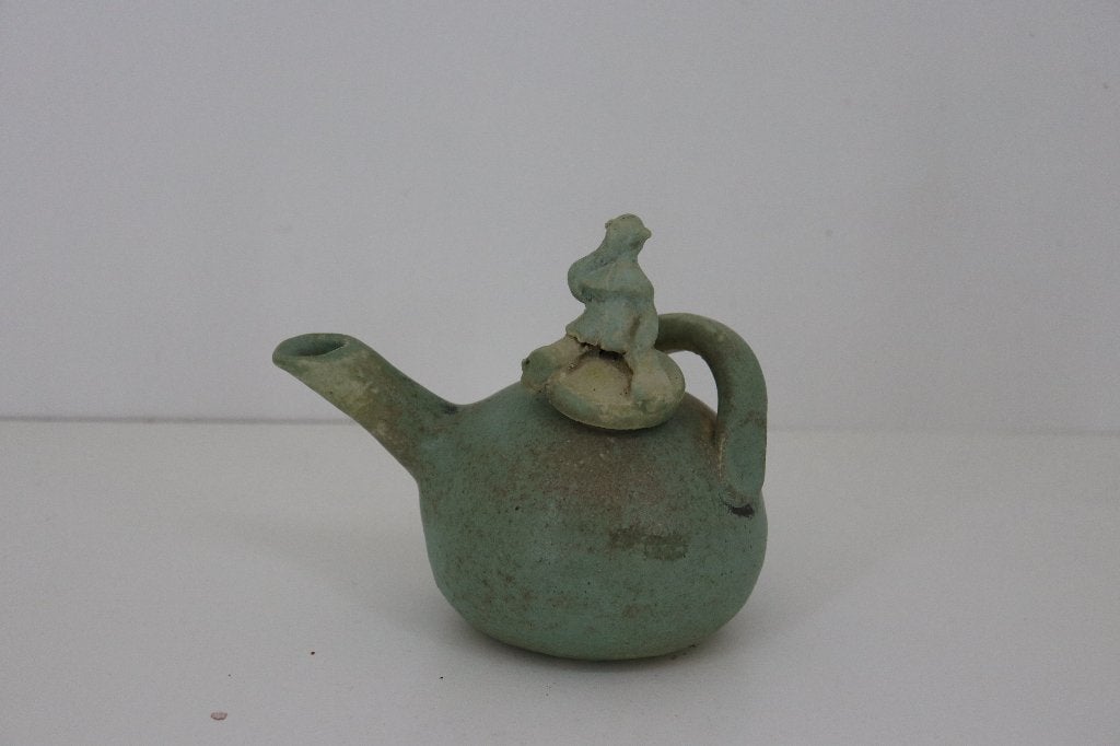 Handgemaakt keramisch theepotje schenkkannetje met figuurtje, Ophalen of Verzenden