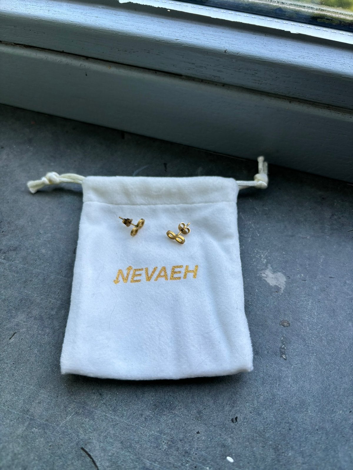 Nieuwe oorbellen infinity knopjes ‘oneindigheidsteken’ goud, Ophalen of Verzenden, Zo goed als nieuw, Goud, Overige materialen