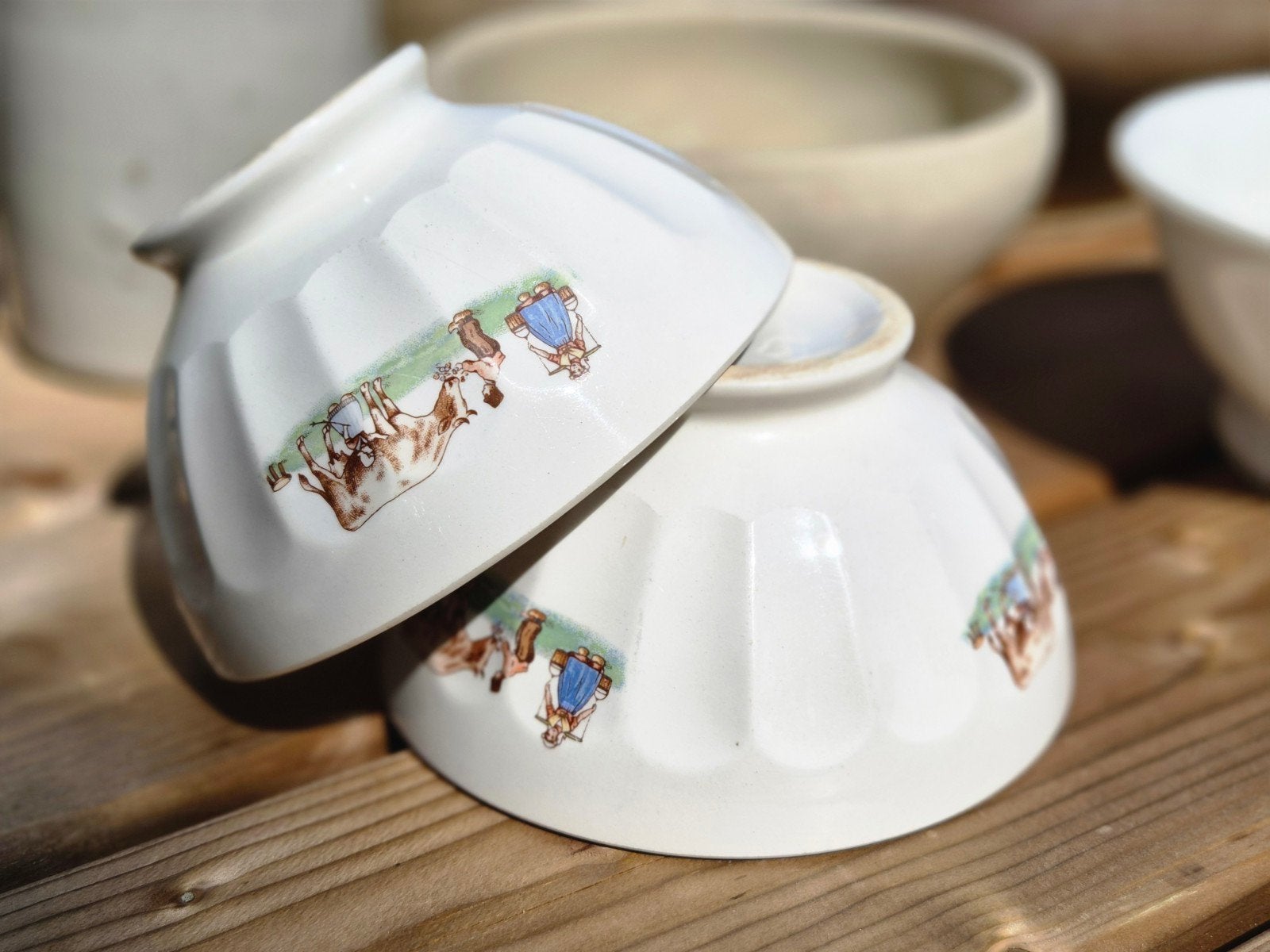 Twee Franse brocante spoelkommen met boerderijmotief, Ophalen of Verzenden