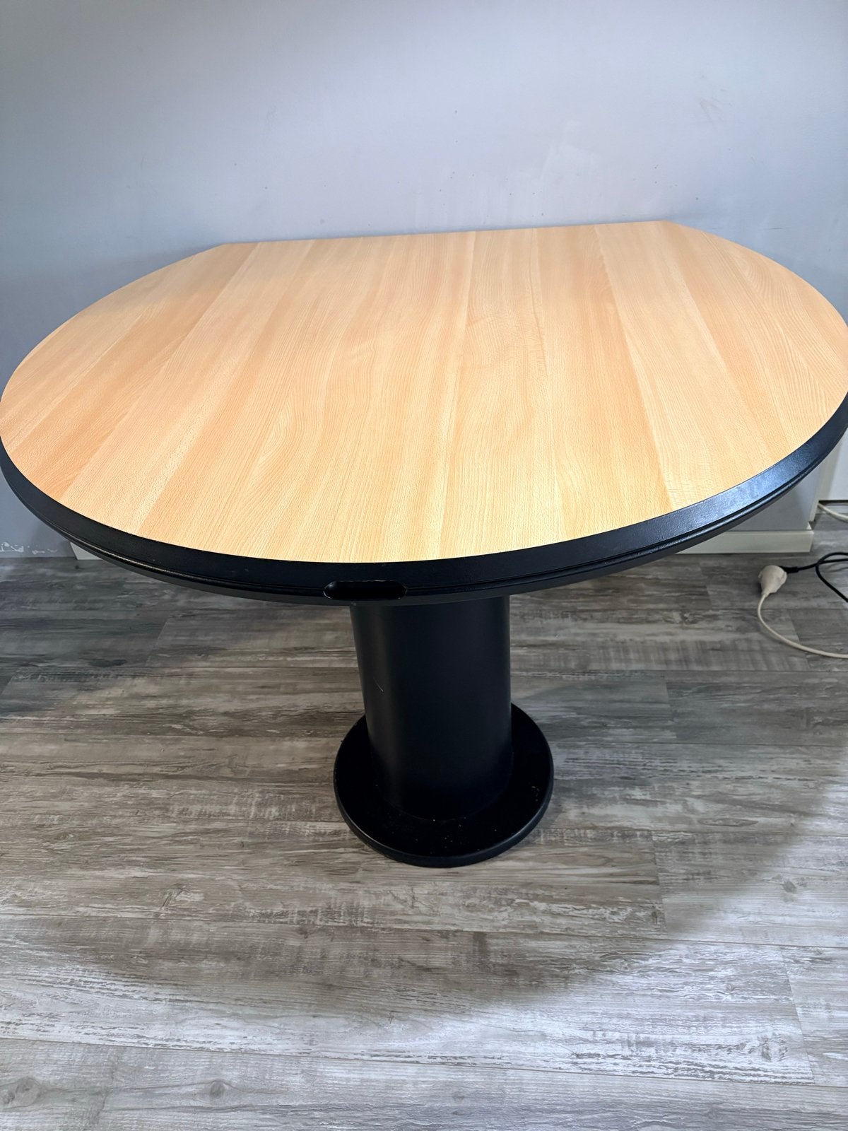 Gebruikte halfronde tafel met houten poot, Huis en Inrichting, Tafels | Eettafels, Ophalen, Gebruikt, 100 tot 150 cm, Vijf personen of meer