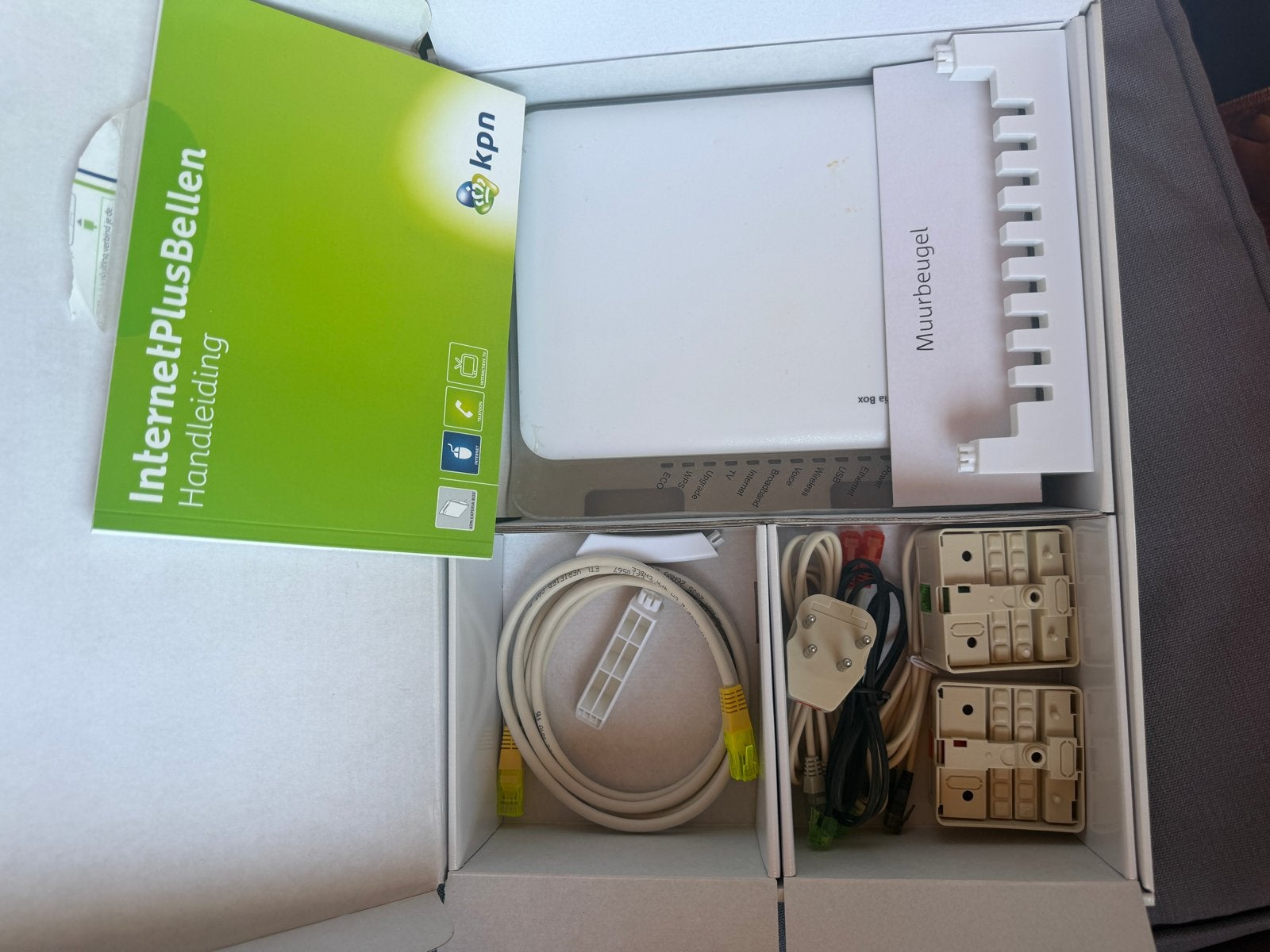 KPN Experia Box ZXV10 H220N Router met alle toebehoren, Ophalen of Verzenden, Zo goed als nieuw, Router met modem