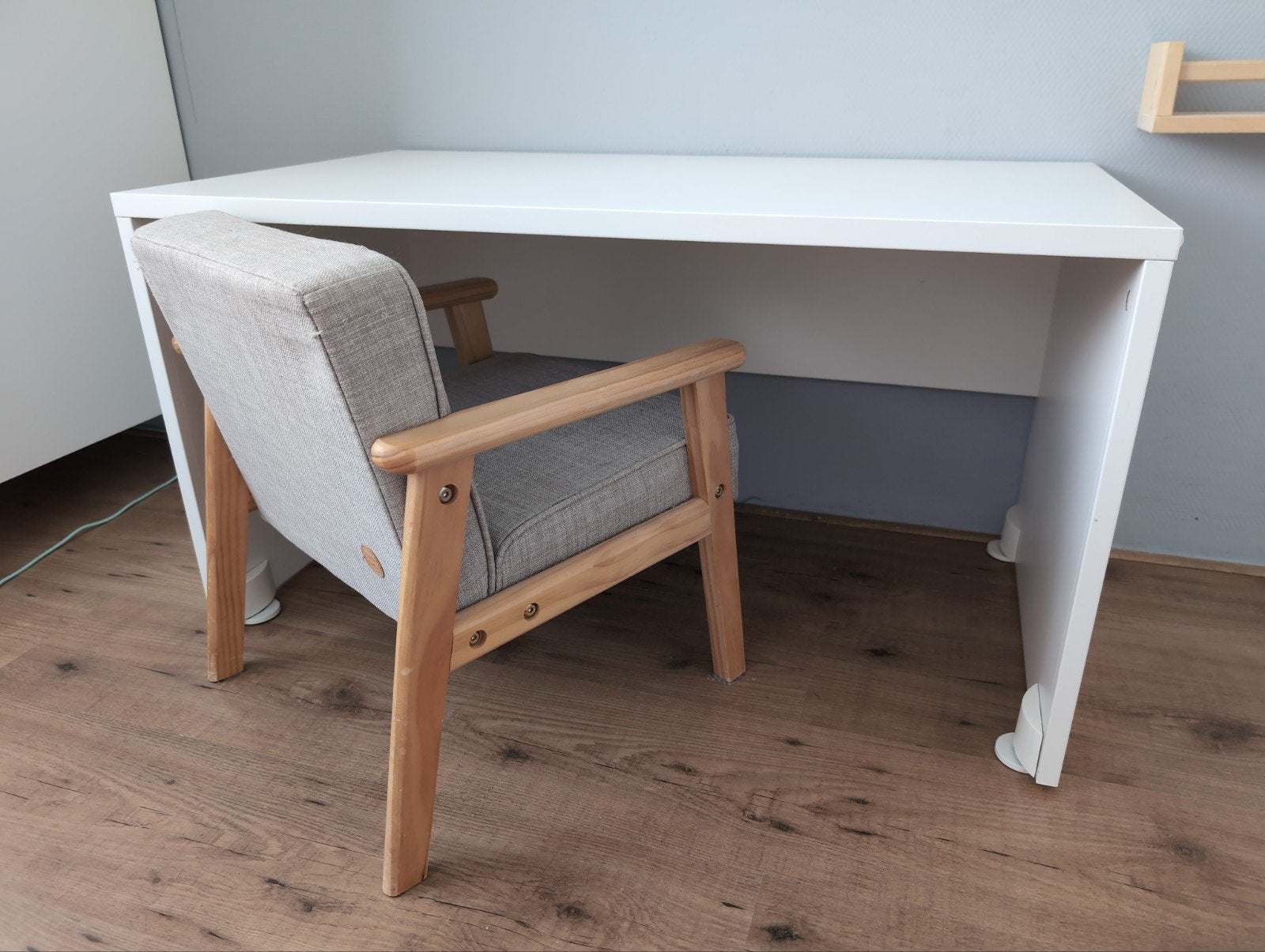 SMÅSTAD bank bureau en Petite Amelie kinderfauteuil, Kinderen en Baby's, Kinderkamer | Tafels en Stoelen, Ophalen, Tafel(s) en Stoel(en)
