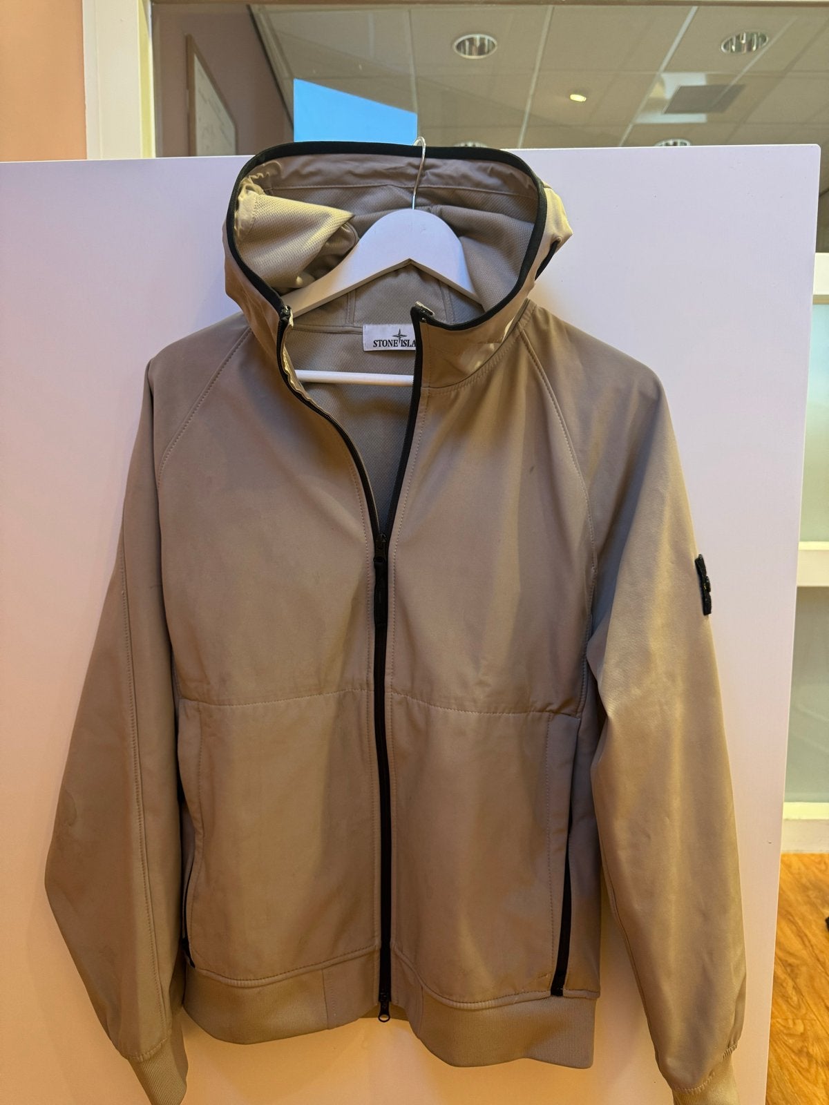 Stone Island Soft Shell-R Jas - Maat M, Ophalen of Verzenden, Zo goed als nieuw, Maat 48/50 (M), Beige