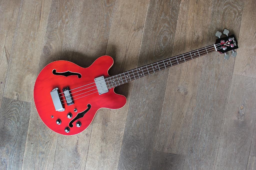 BaCH semi-akoestische basgitaar