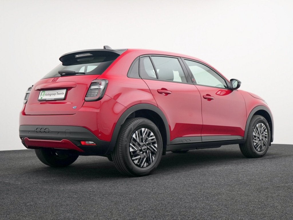 Fiat 600E RED 54 kWh | Private lease €489 p.m. (bj 2025), Dealer onderhouden, Gebruikt, Zwart, 157 pk