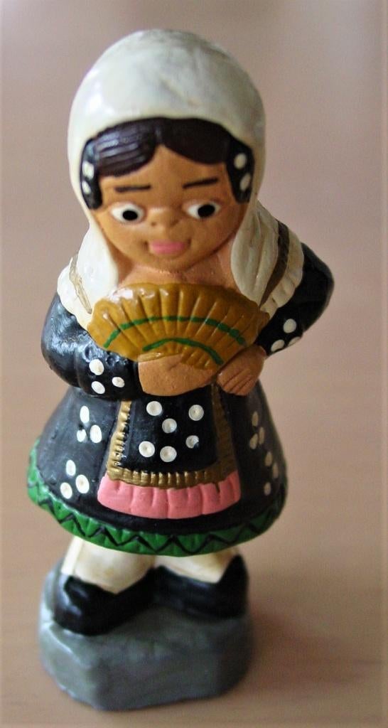 vintage beeldje van klei Spaanse dame Salamanca klederdracht, Ophalen of Verzenden, Zo goed als nieuw, Mens