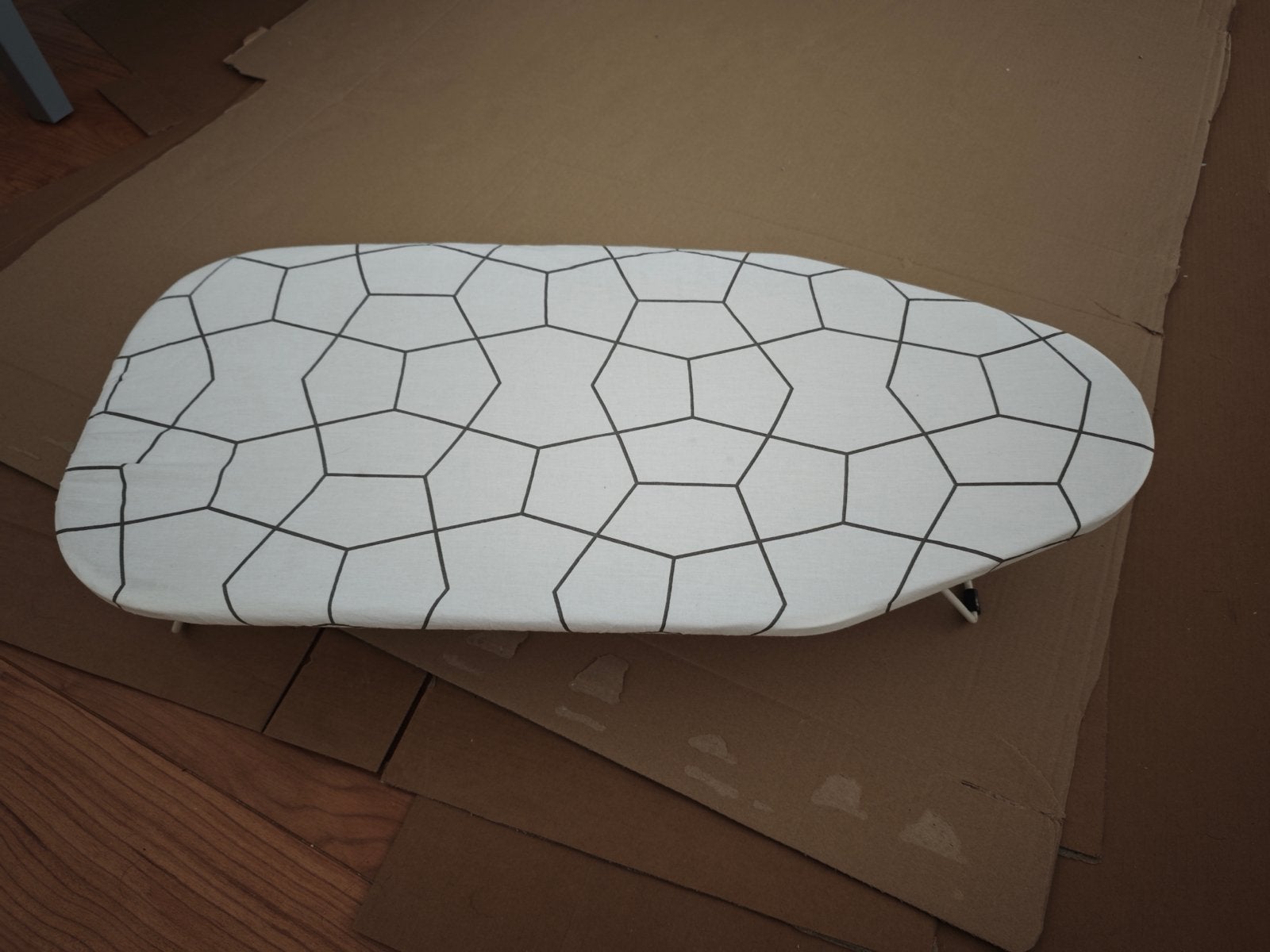 Compacte strijkplank met modern patroon, Ophalen, Zo goed als nieuw