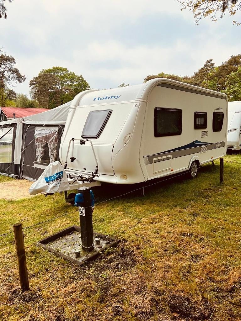 Hobby 495 UFe Excellent, Caravans en Kamperen, Caravans, Particulier, tot en met 4, 1000 - 1250 kg, Rondzit, Hobby, Frans bed