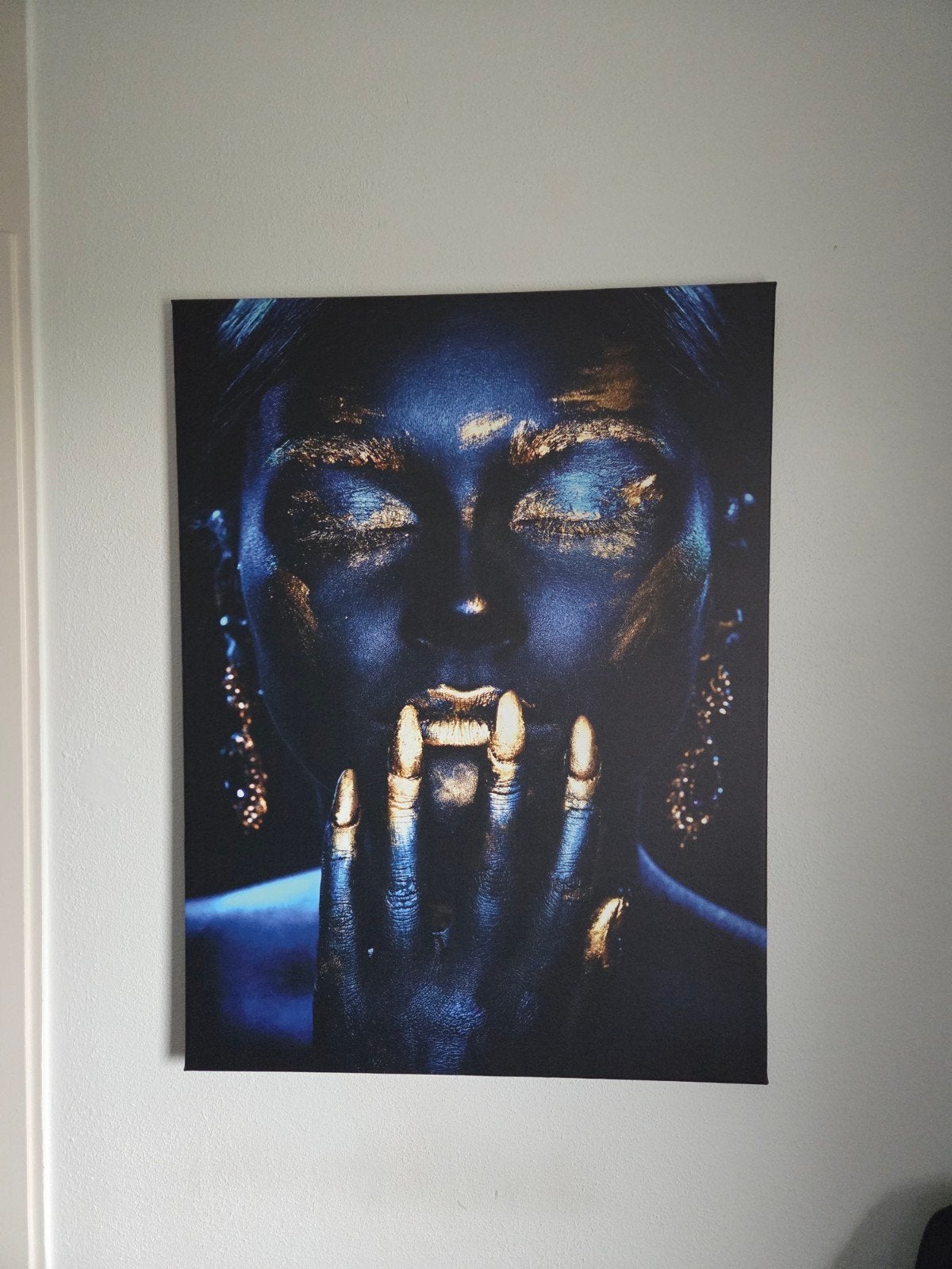 Modern Schilderij: Vrouw met Gouden Details, Ophalen, Figuren, Op houten frame, Print