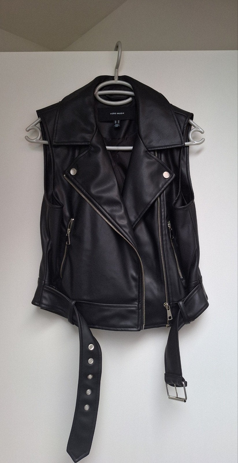 Als NIEUW leren look zwart biker gilet Vero Moda - XS 34, Kleding | Dames, Bodywarmers, Vero Moda, Zwart, Ophalen of Verzenden