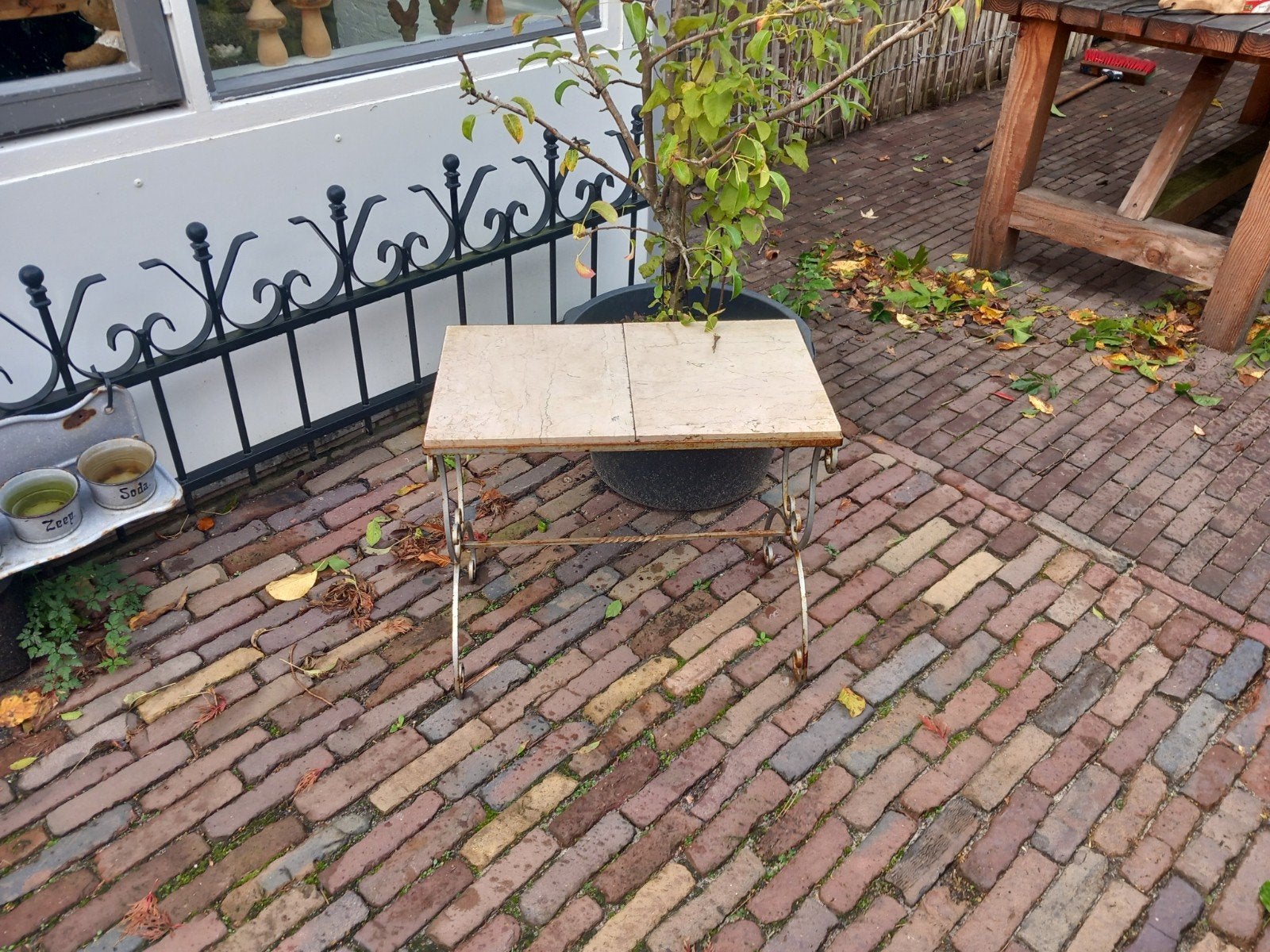 Vintage tafeltje met marmeren blad en smeedijzeren onderst, Ophalen