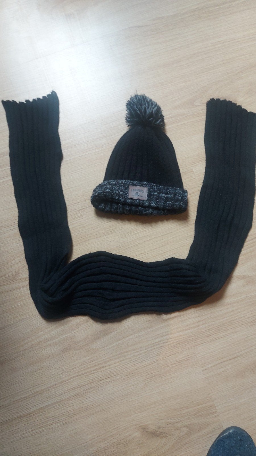 Zwarte muts met pompon en sjaal, Ophalen of Verzenden, Zo goed als nieuw, Jongen, Muts