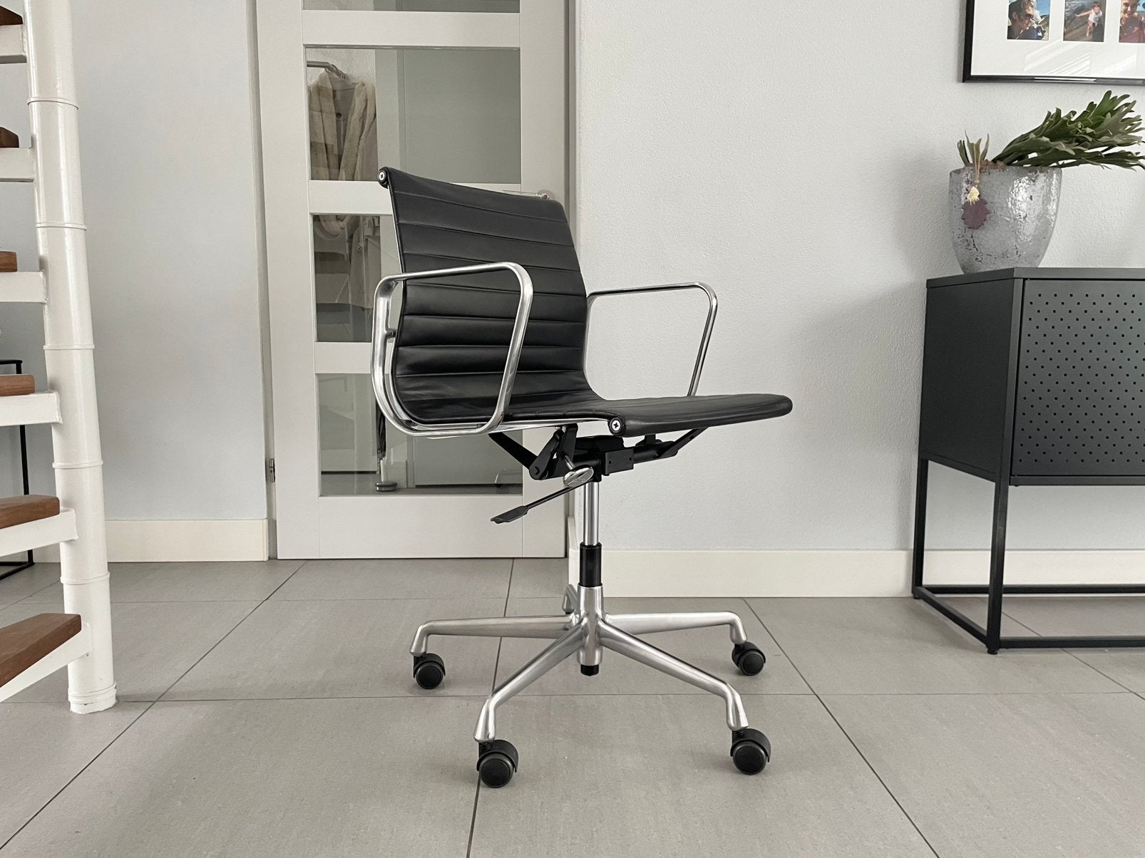 Vitra Eames ea117 bureauetoel zwart leer, Huis en Inrichting, Zwart, Zo goed als nieuw, Nvt, Nvt