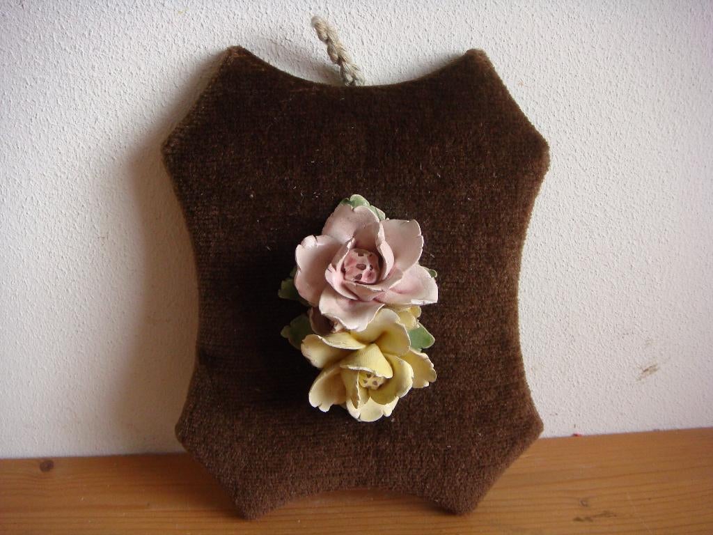 Fluwelen hanger met porseleinen rozen, Ophalen of Verzenden